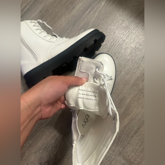 White small boots girl size 4 - Picture 2 of 7